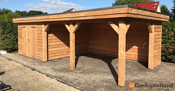Douglas houten garage met overkapping in Finsterwolde