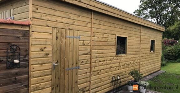 Extra hoge geïmpregneerde houten garage in Hoogezand